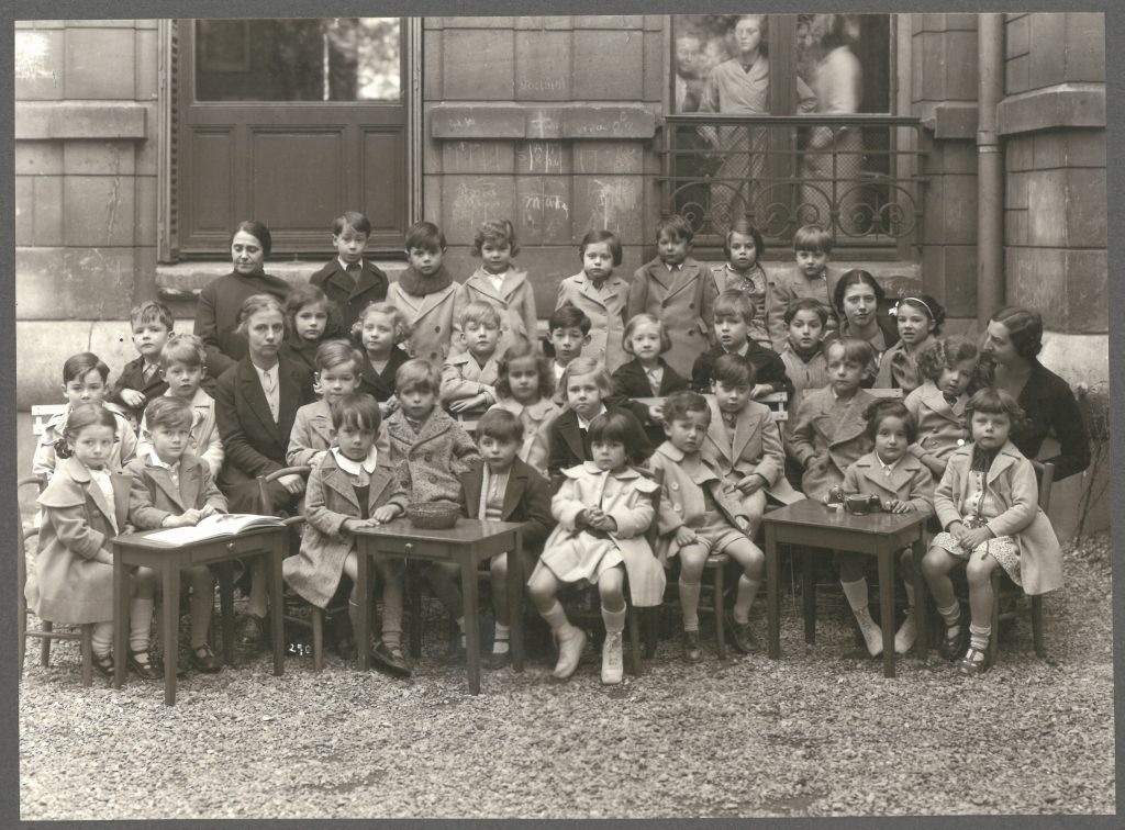 Jardin d’enfants et classe de 11e du Collège Sévigné, 1934-1935
